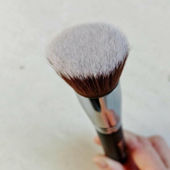 Flat Top Kabuki Foundation Brush - Professional High Density Makeup Brush - Picture 4 of 5